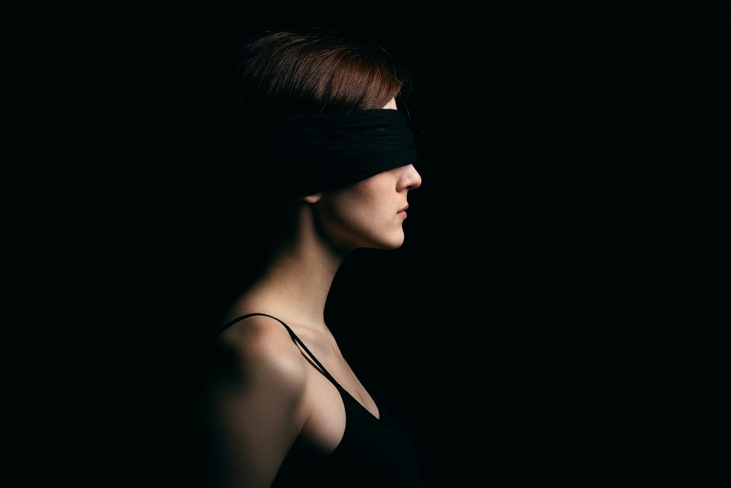 Seksi silmät sidottuna eli blindfolded